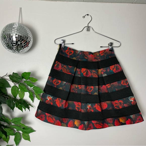❓ GUESS floral print striped pleated coquette stretchy structured skirt medium ❓ - Picture 1 of 9